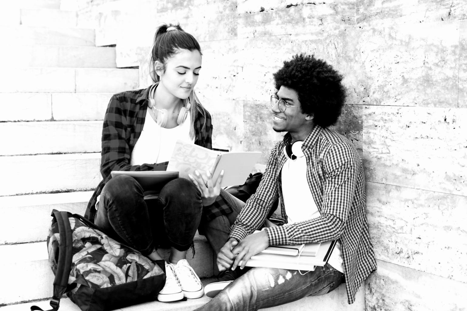 Personne analysant des graphiques financiers avec concentration